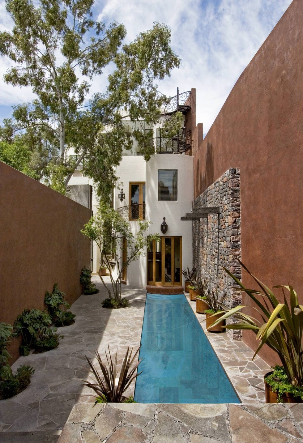 Piscina alargada en el jardín