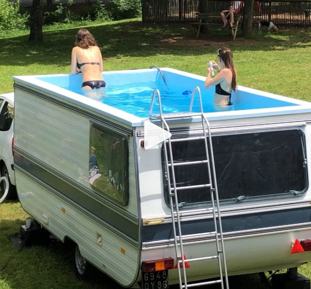 Piscina construida encima de una caravana
