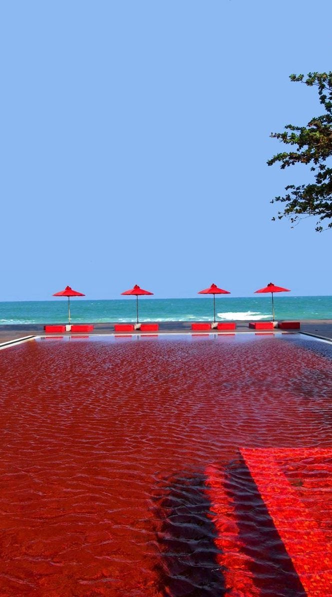 Piscina de agua de color rojo