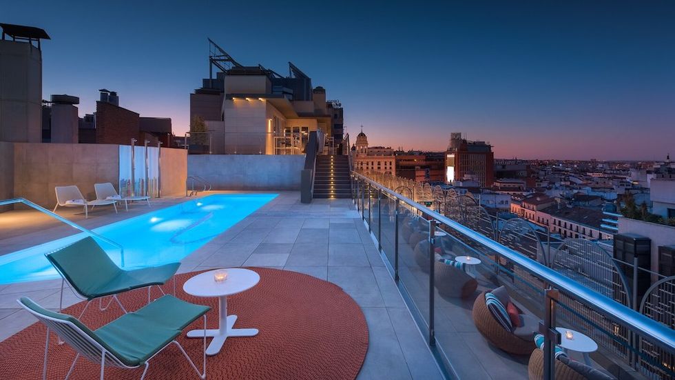 una de las mejores piscinas de hotel en en el centro de madrid abiertas al público ¡reserva y splash