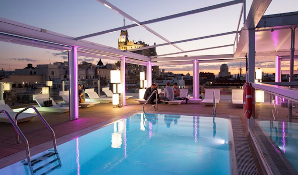 una de las mejores piscinas de hotel en en el centro de madrid abiertas al público ¡reserva y splash