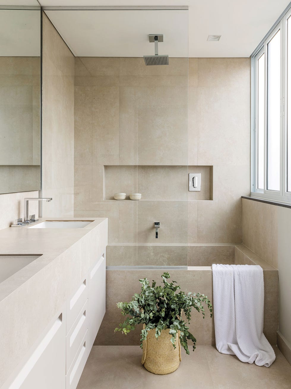 un piso con espacios comunicados baño