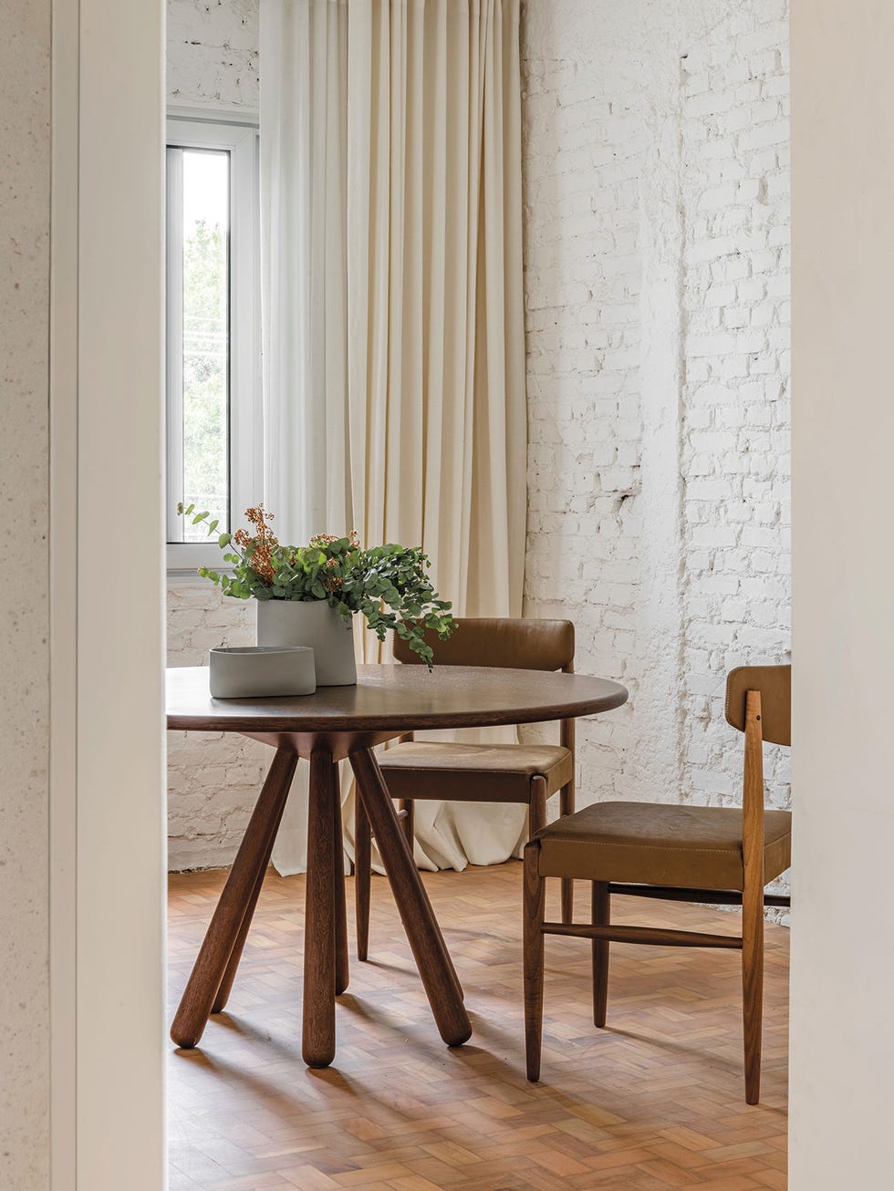 un piso con espacios comunicados comedor de madera