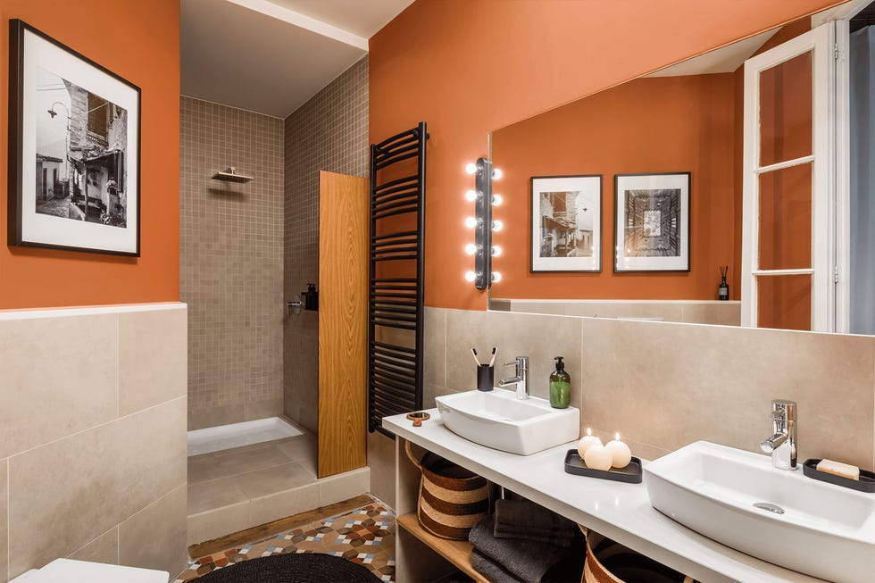 baño con ducha y paredes pintadas en color terracota