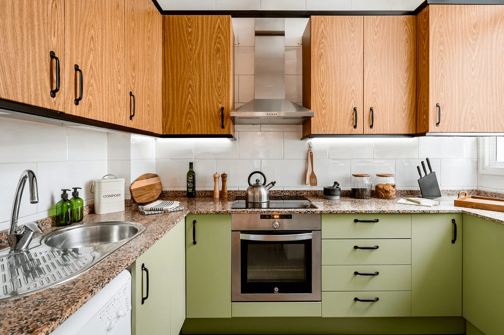 cocina rústica con armarios de madera y pintados en verde