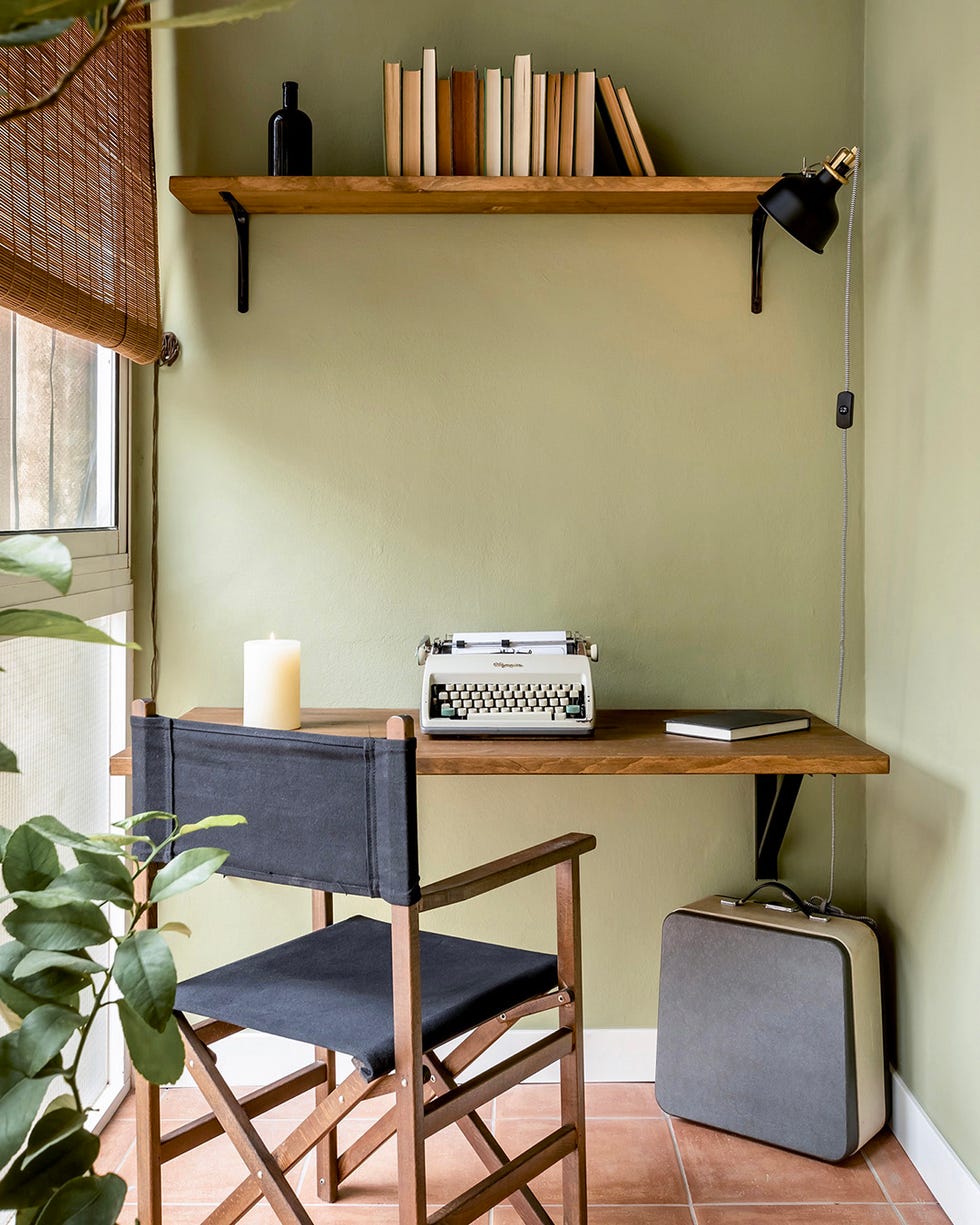 escritorio con dos baldas de madera y pared de color verde oliva
