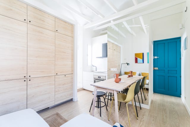 salón, comedor y cocina de diseño moderno con muebles de madera clara