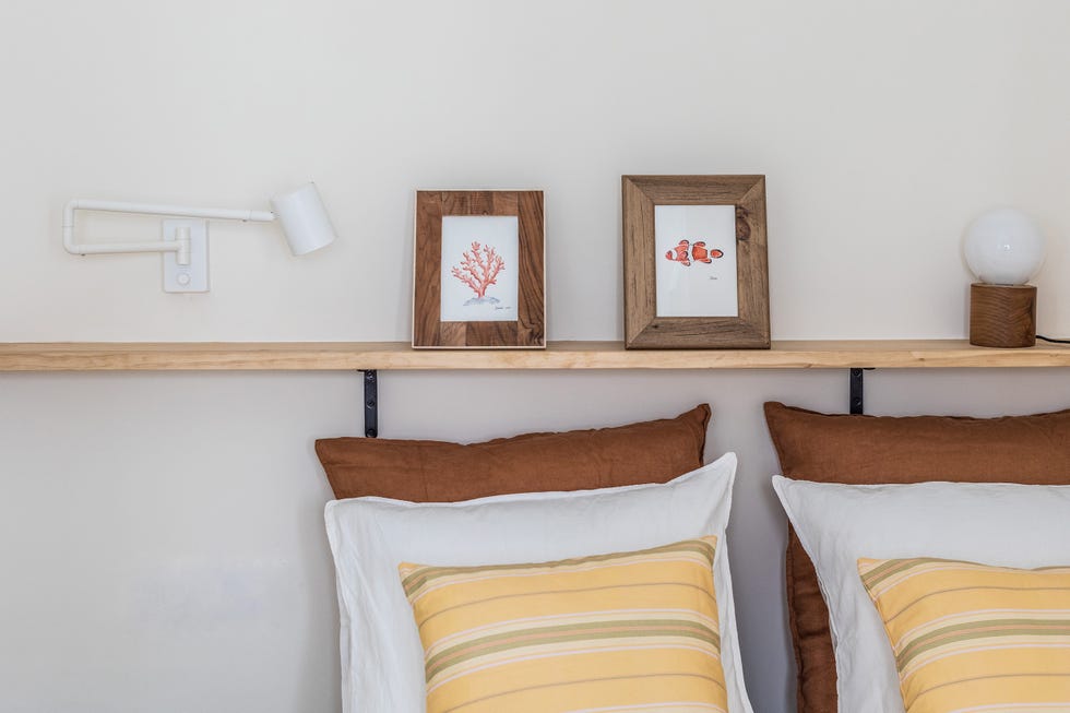 repisa de madera sobre el cabecero decorada con acuarelas