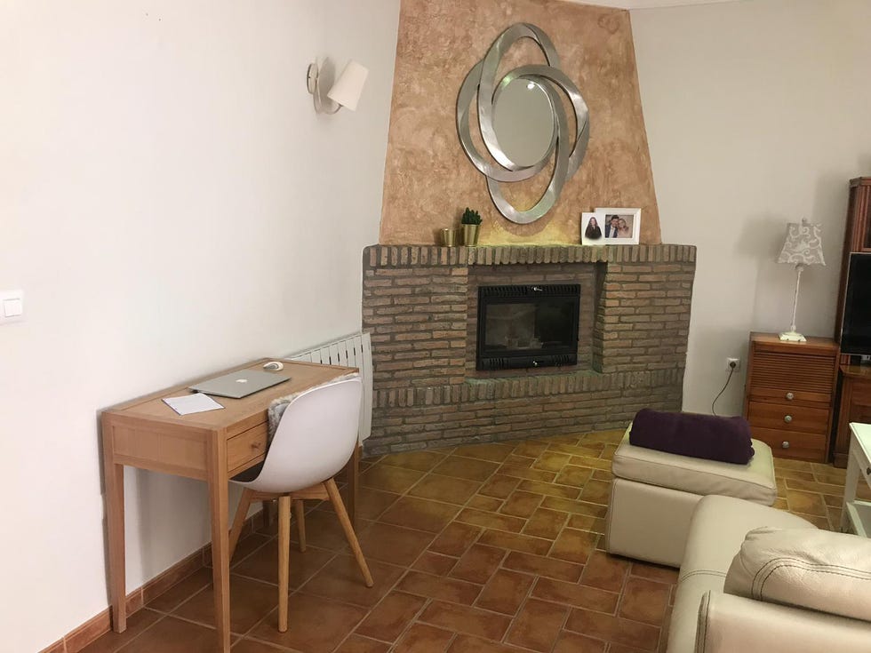 salón con chimenea antes de la reforma