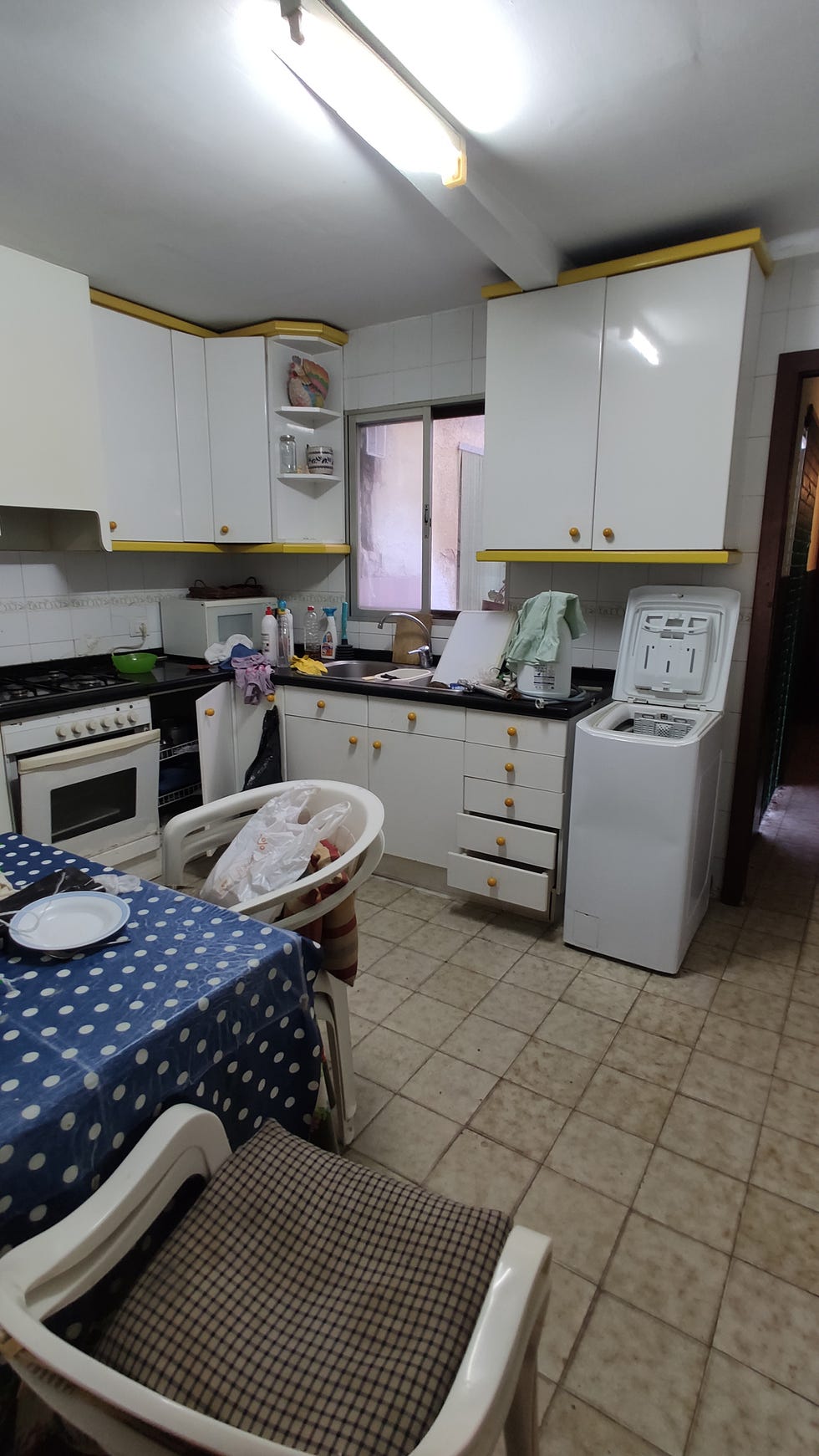 cocina abierta de diseño retro y azulejos color mostaza
