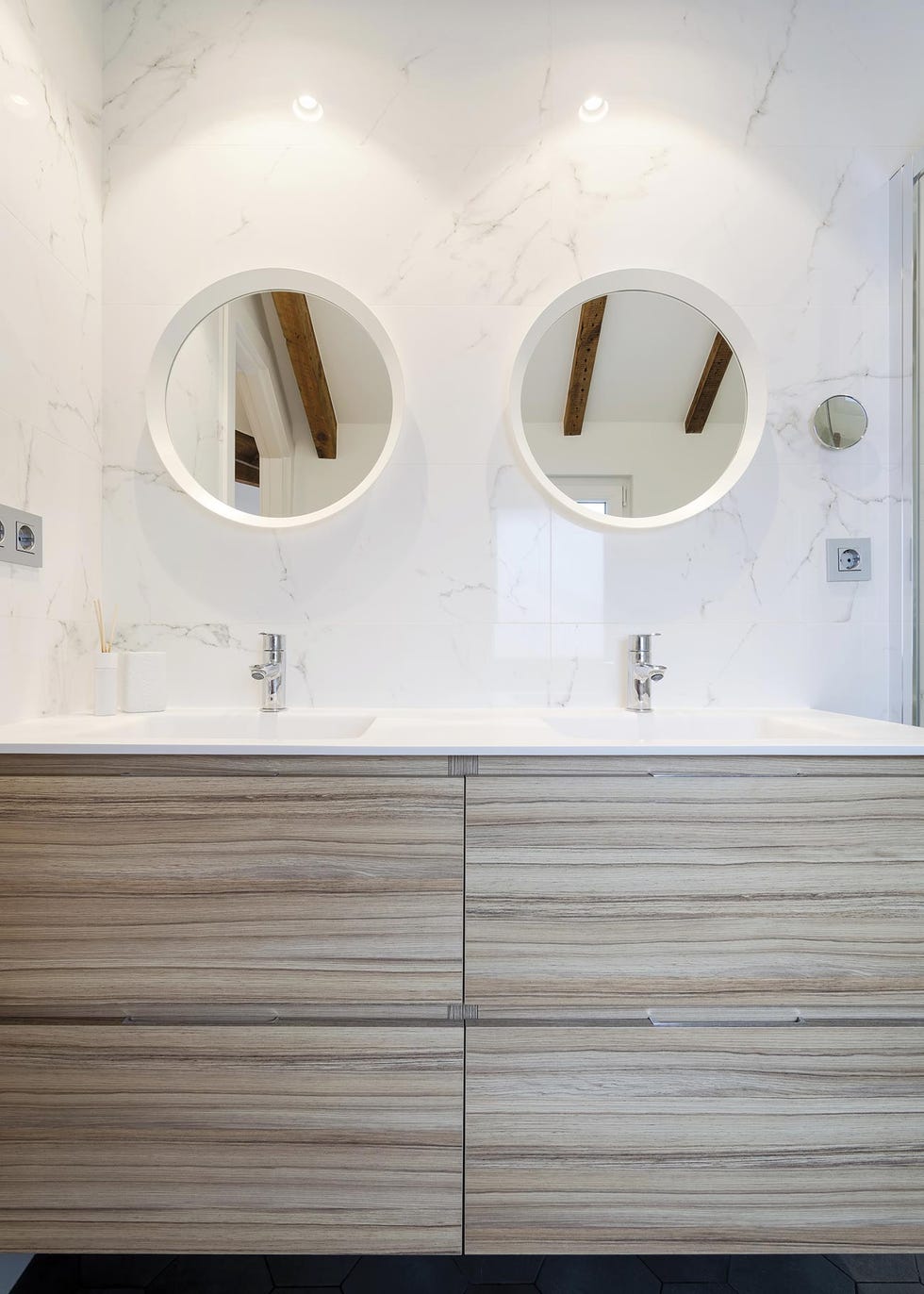 Piso abuhardillado con vigas de madera: Baño