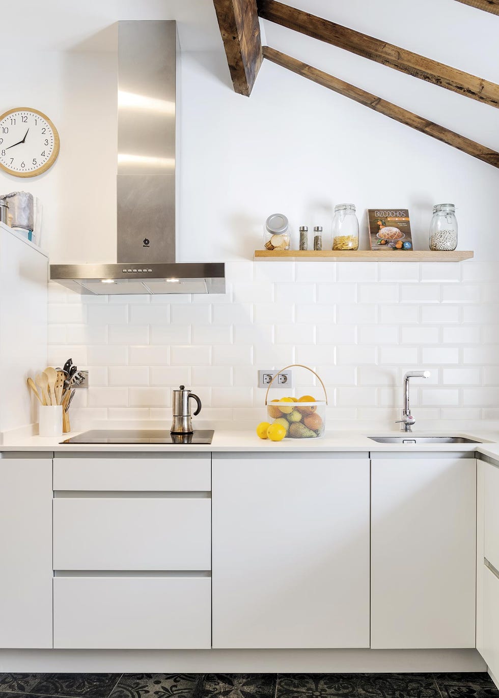 Piso abuhardillado con vigas de madera: Cocina