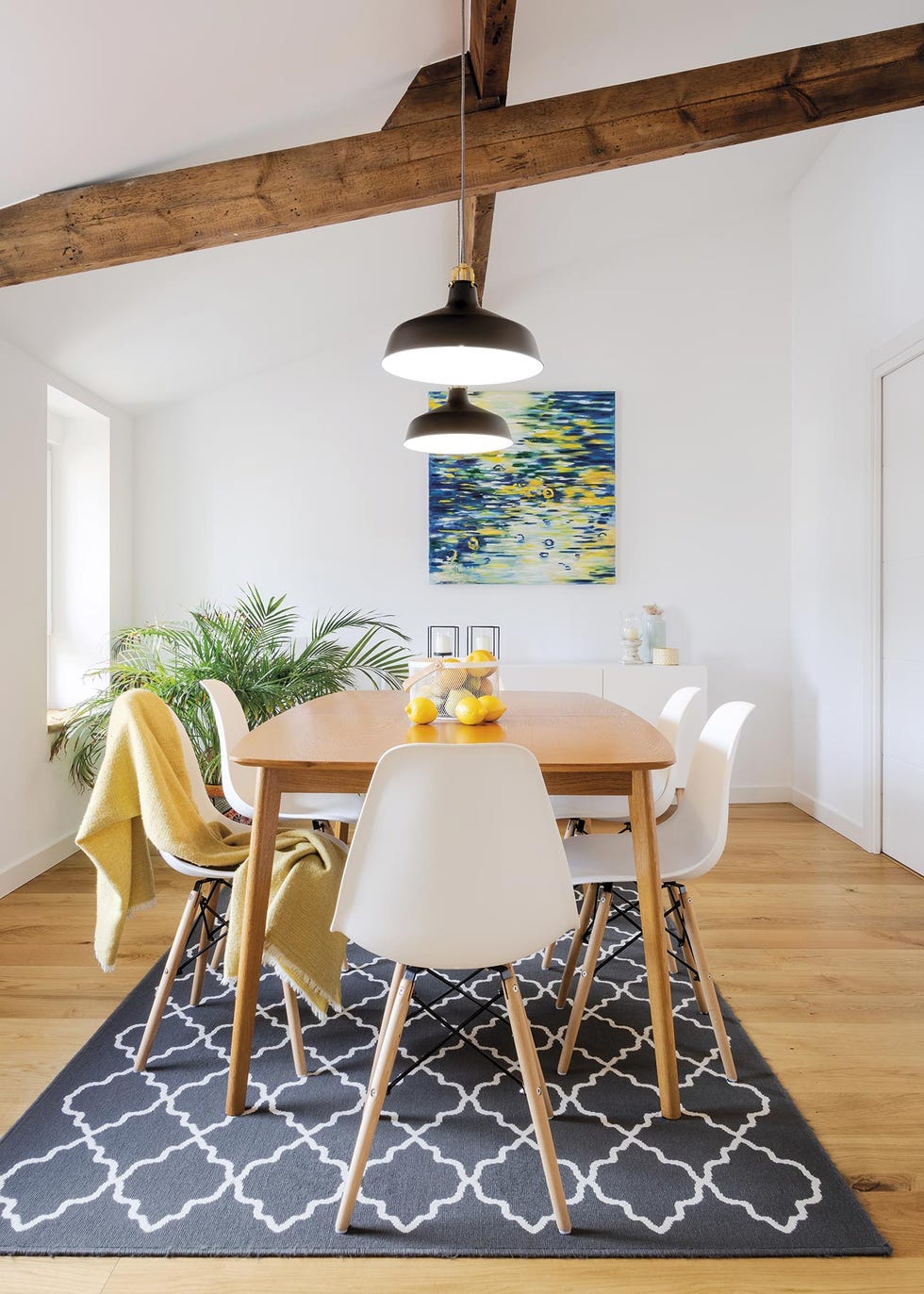 Piso abuhardillado con vigas de madera: Comedor