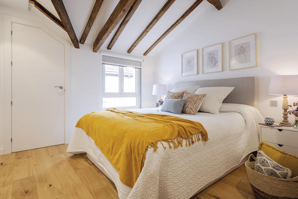 Piso abuhardillado con vigas de madera: Dormitorio
