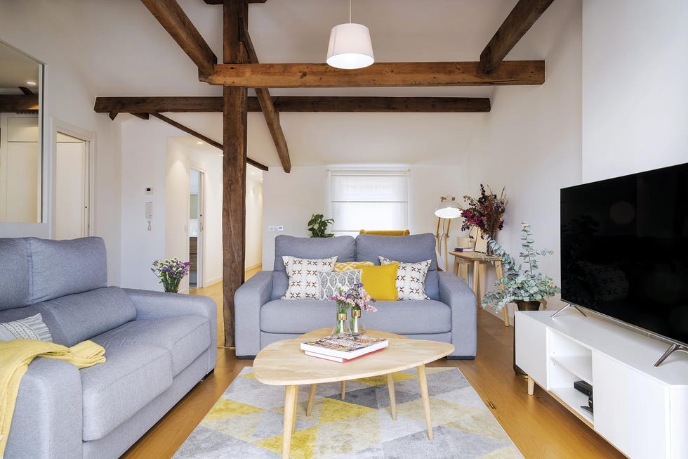 Piso abuhardillado con vigas de madera: Salón