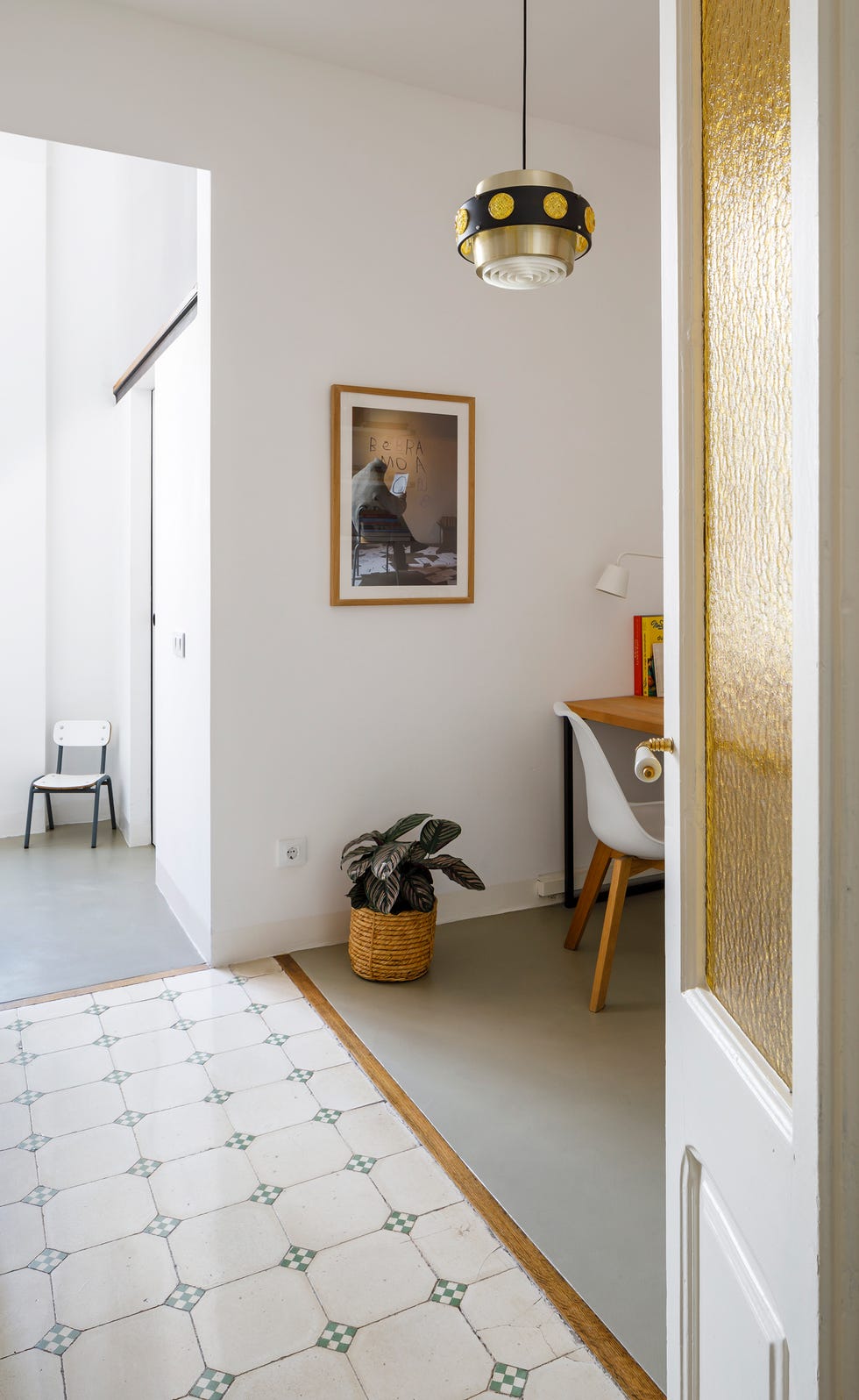 zona de estudio con escritorio y suelo de baldosas hidráulicas