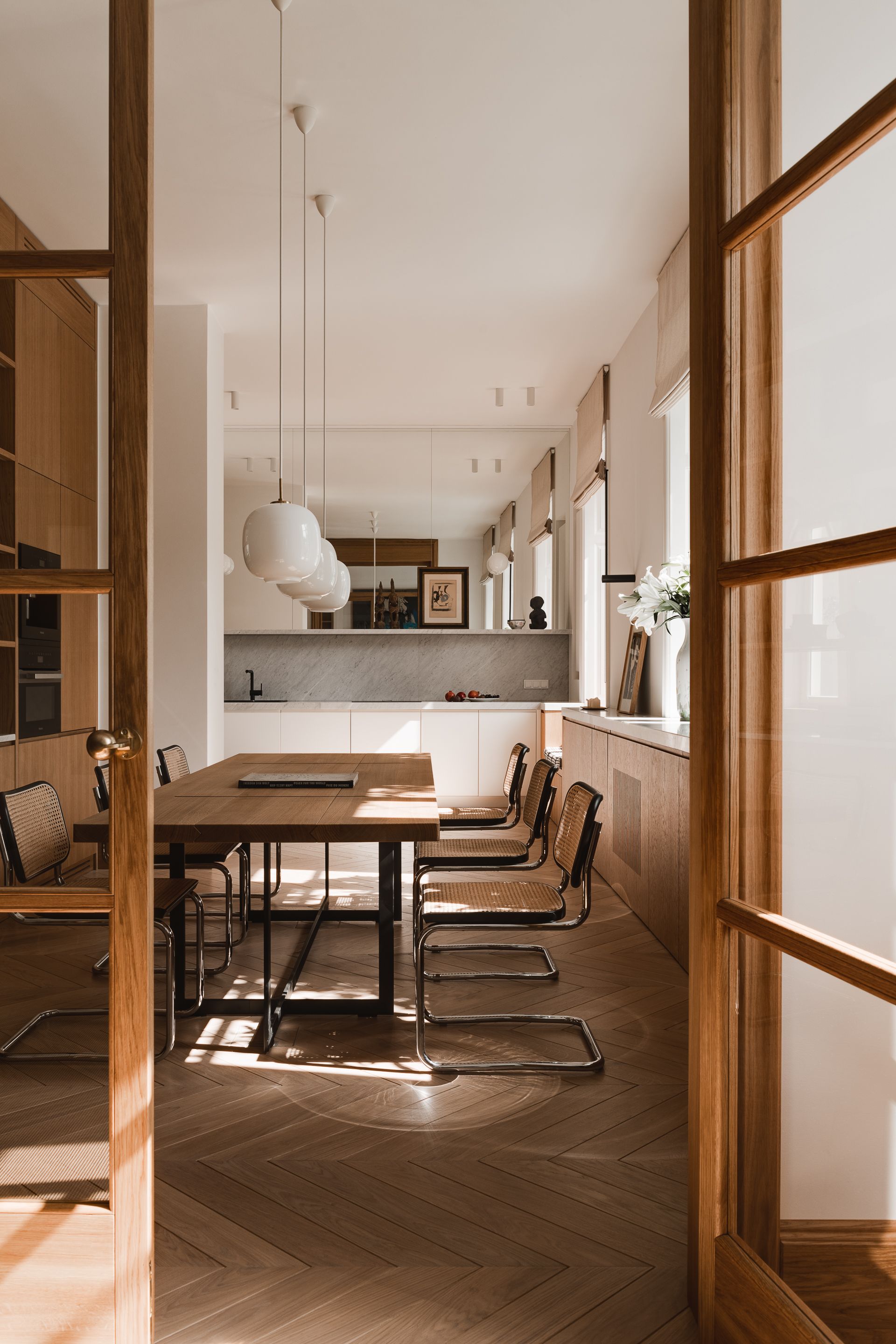 Un piso de arquitectura clásica con muebles del Movimiento Moderno y mucha  madera