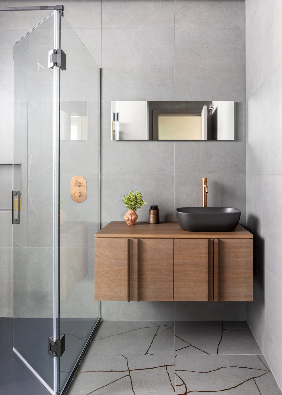 baño con mueble de madera volado y ducha