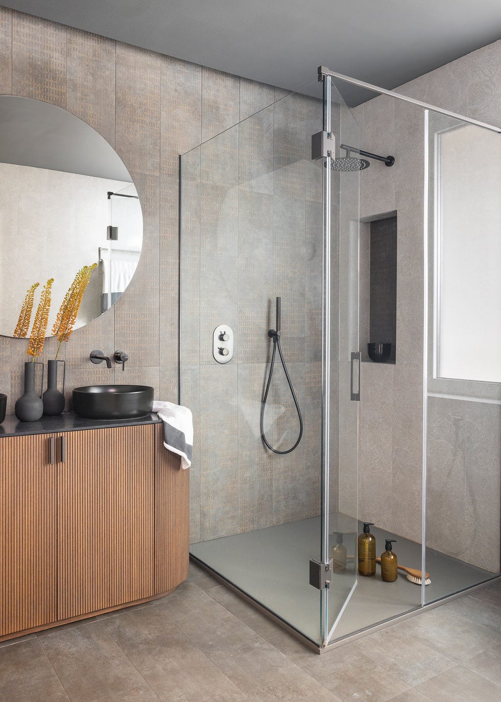 mueble de lavabo alistonado y cabina de ducha