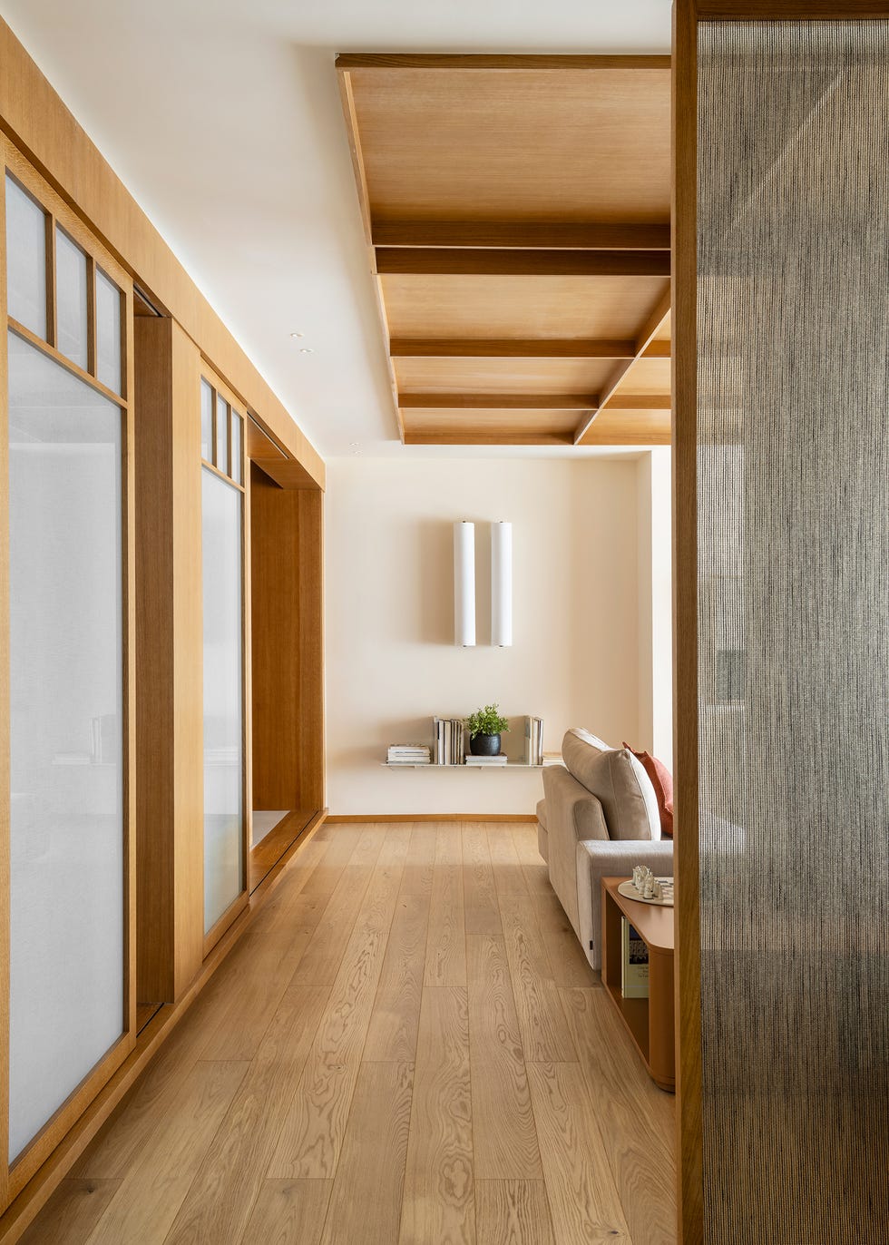 salón con paneles de madera y cristal
