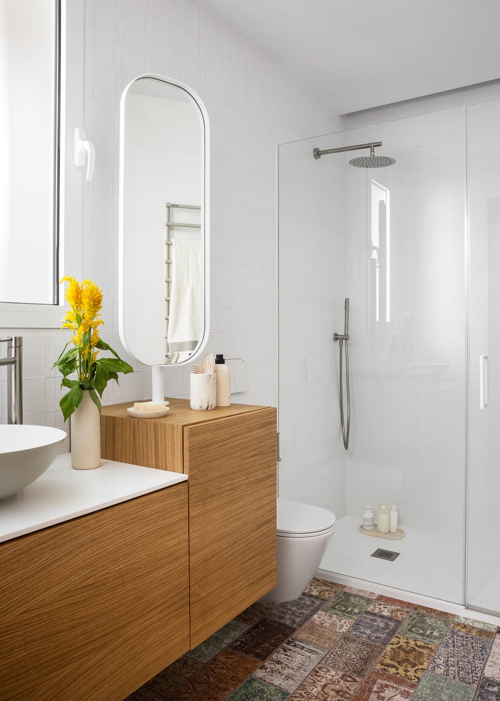 baño con mueble volado de madera y ducha