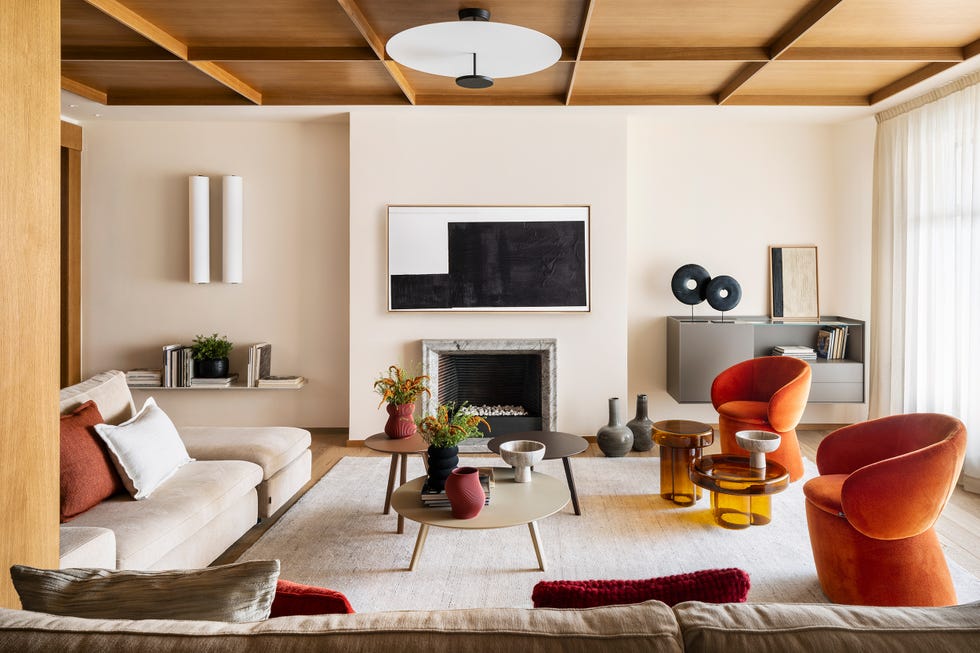 salón con chimenea y muebles de diseño mid century