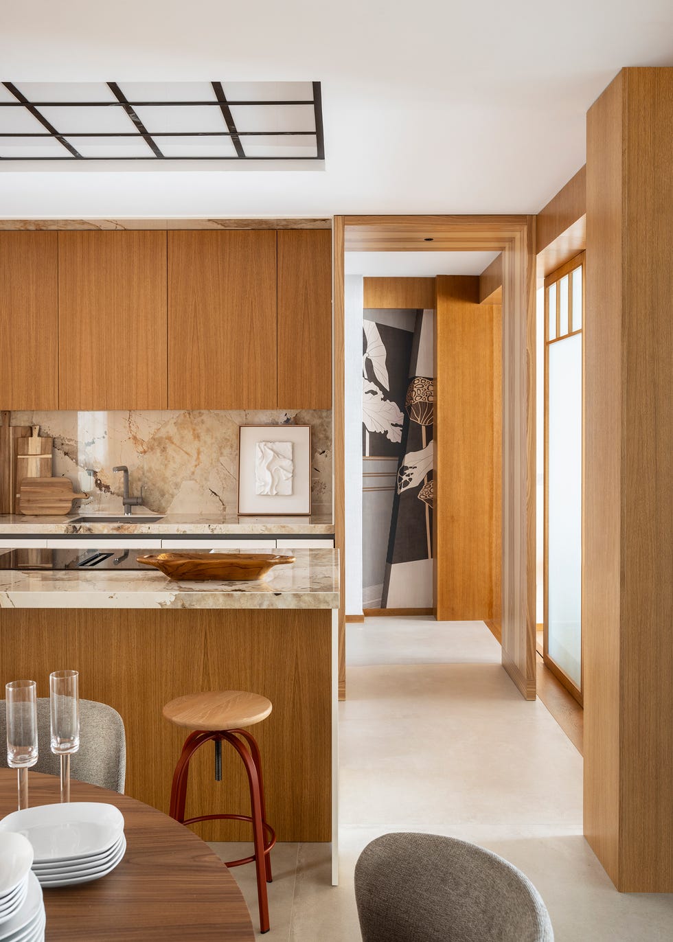 cocina con isla central y frentes de madera