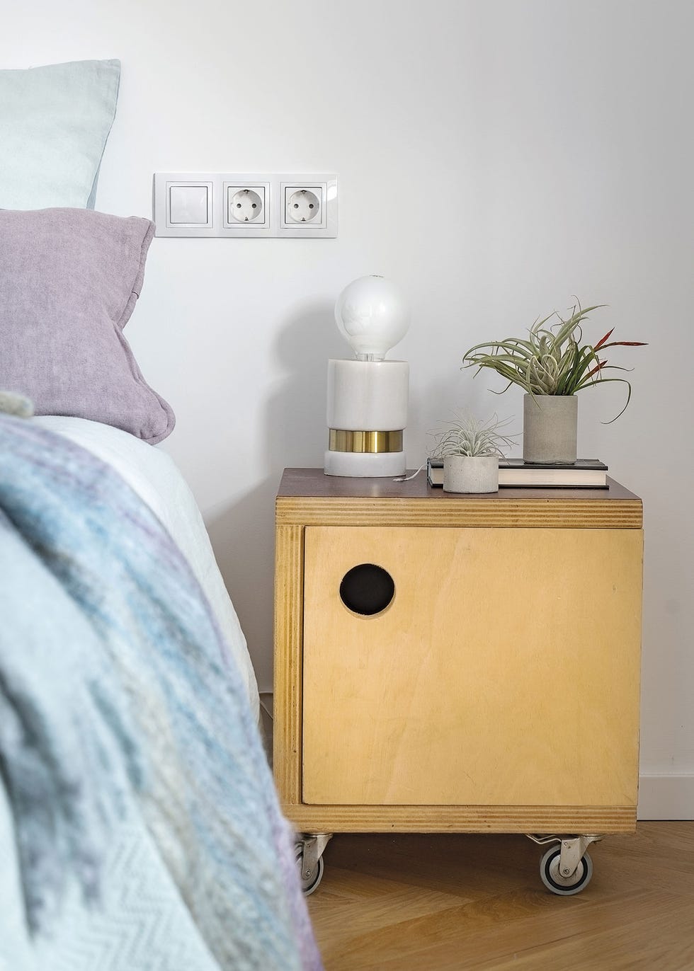 piso en bilbao dormitorio con mesillas de madera