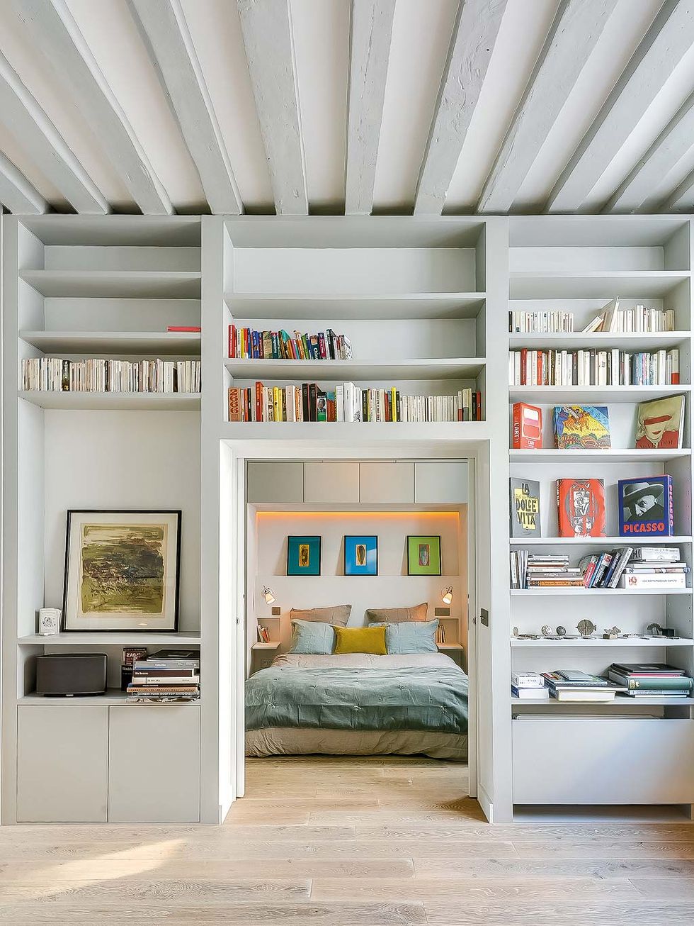 un appartement blanc et gris de 54 m2 pensé pour exploiter au maximum l'espace