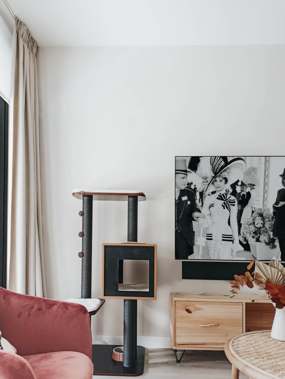 salón boho con rascador de gato