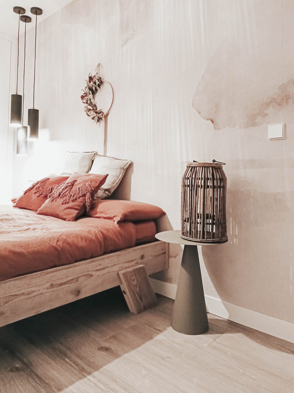 dormitorio boho con cama de madera