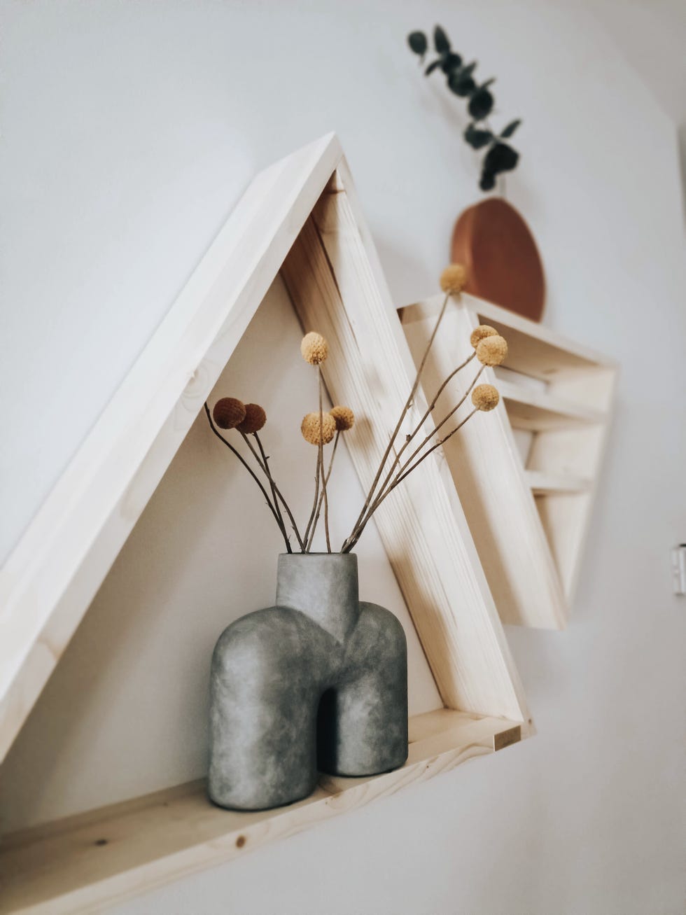 estantes triangulares de madera