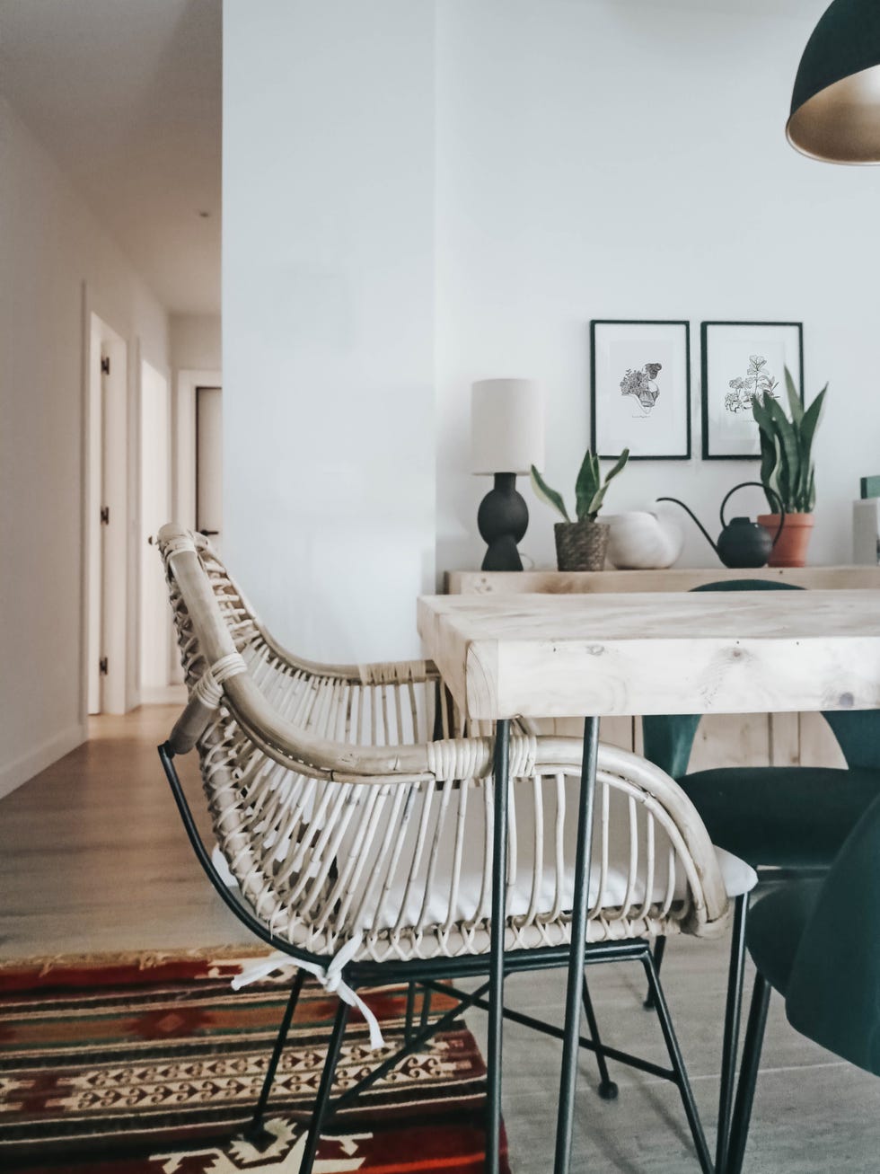 mesa de comedor de madera y metal y sillas de ratán
