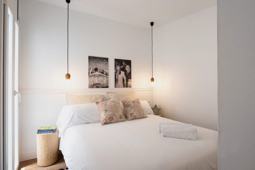 dormitorio decorado en blanco con cabecero a medida