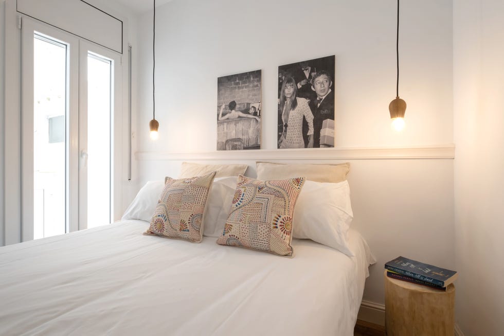 dormitorio decorado en blanco con cabecero a medida