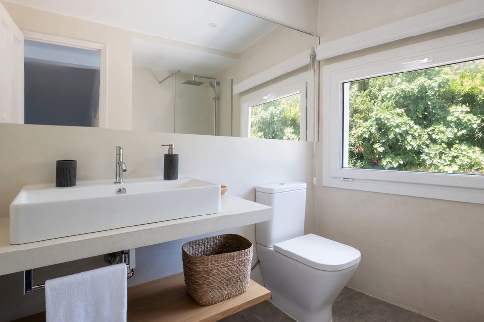 baño moderno con mueble flotante