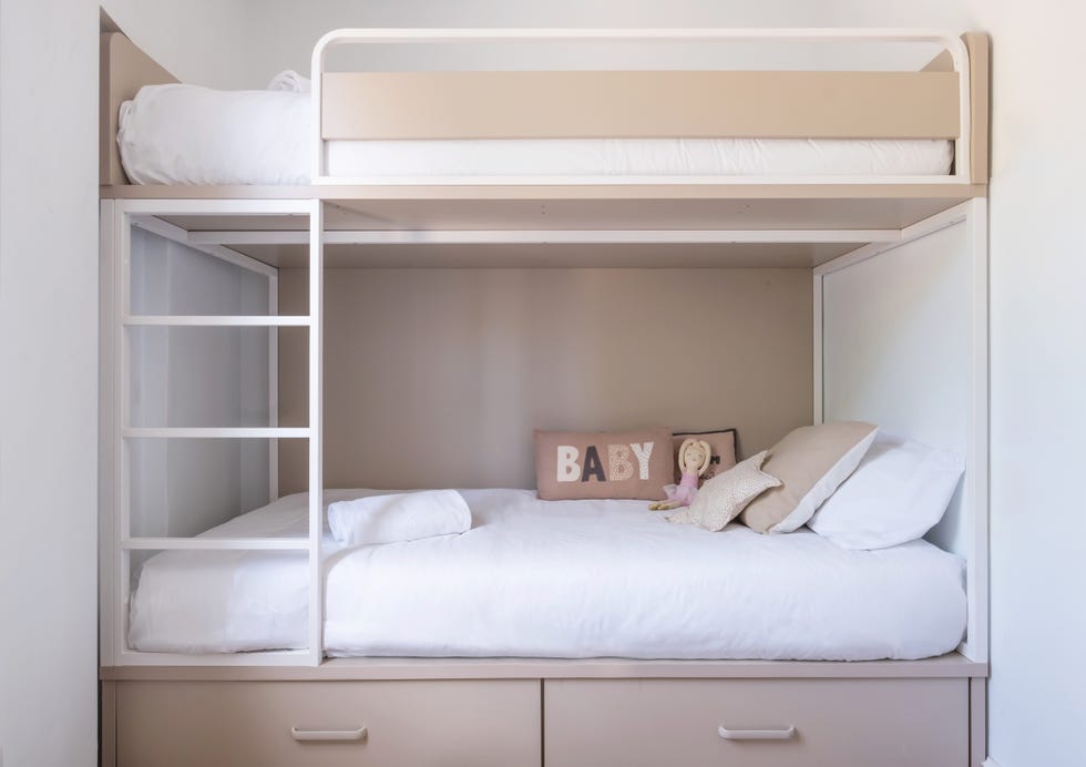habitación infantil de diseño nórdico con dos literas