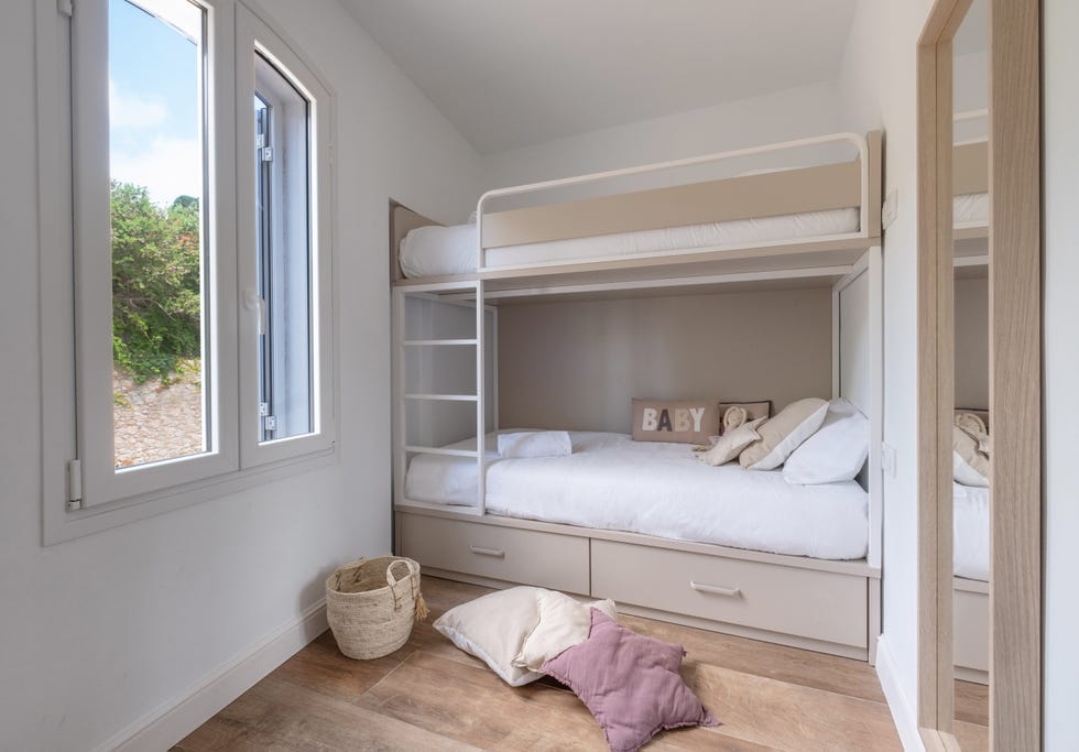 habitación infantil de diseño nórdico con dos literas