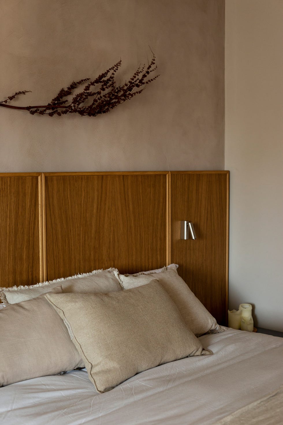 cabecero de madera decorado con una rama