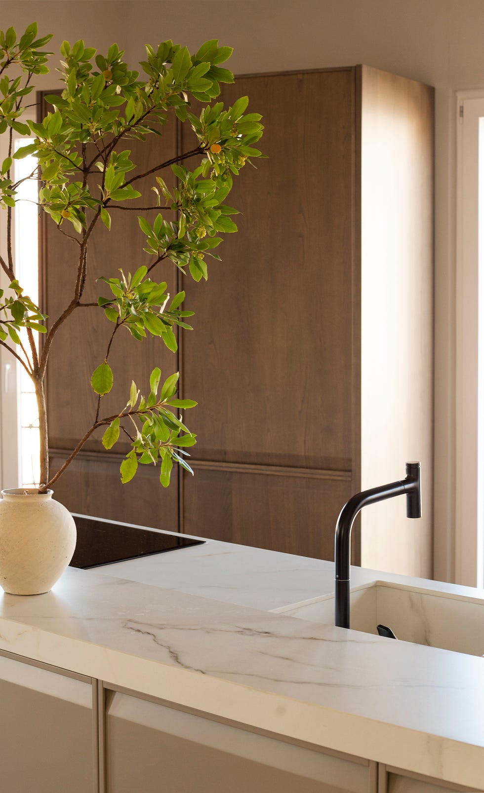 cocina con isla central y armarios de madera