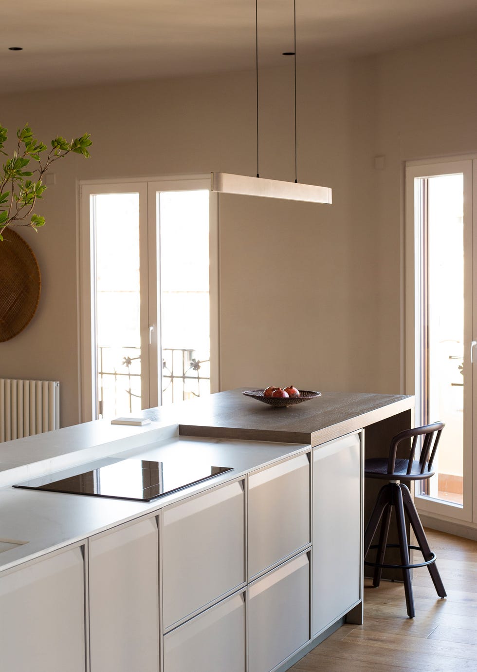 cocina con isla central y office
