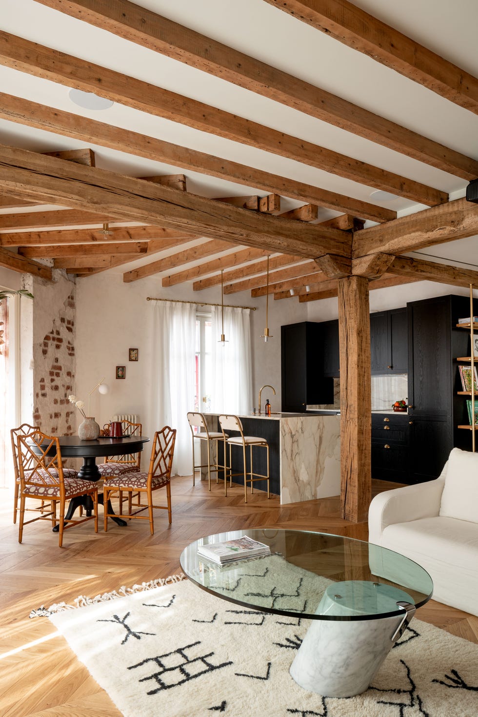 salón comedor y cocina con vigas vistas de madera