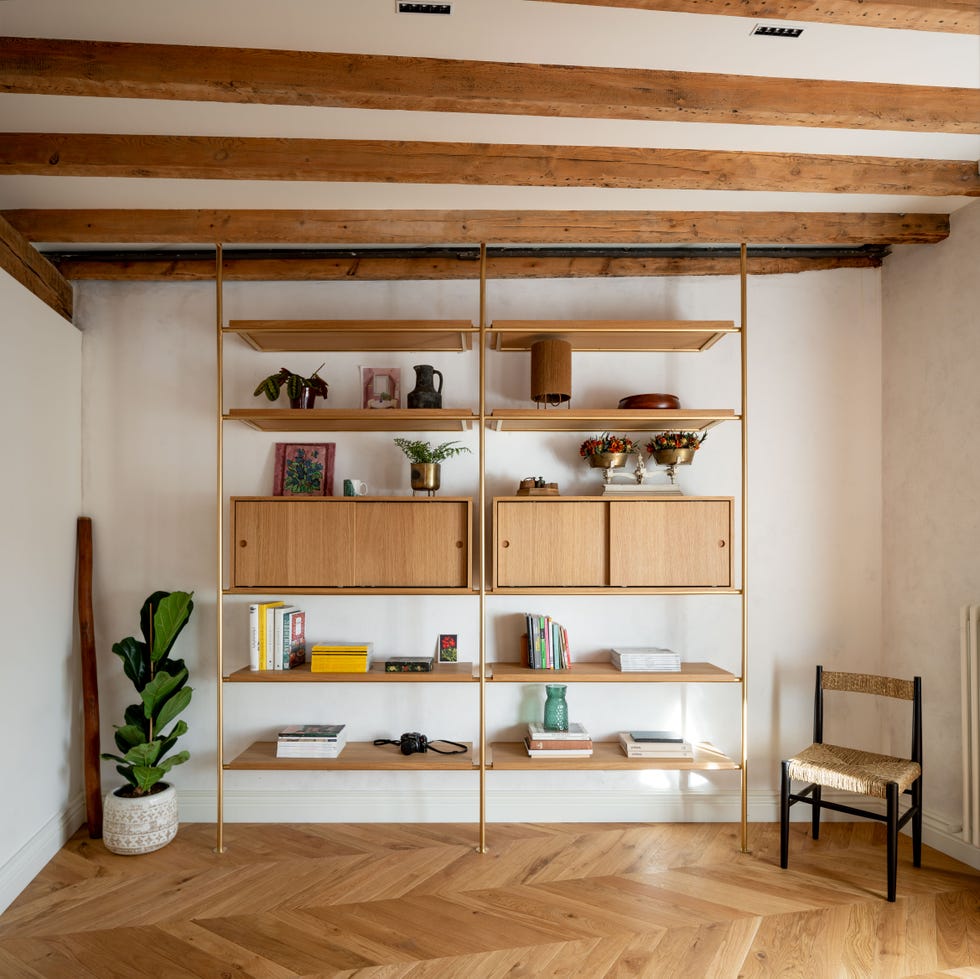 estantería de diseño mid century con baldas de madera y estructura dorada