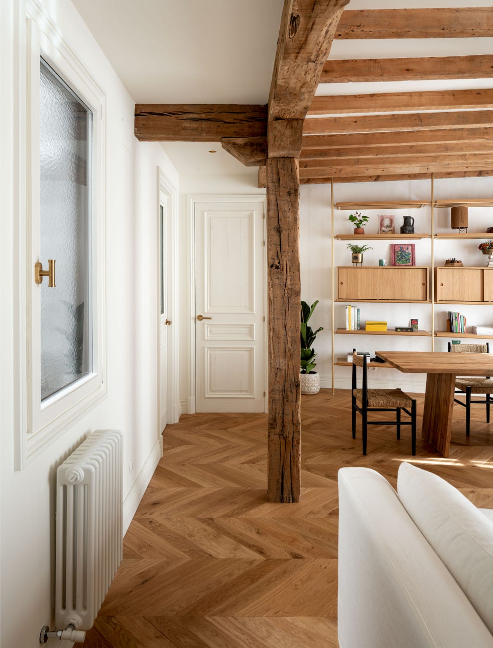 salón comedor con vigas vistas de madera