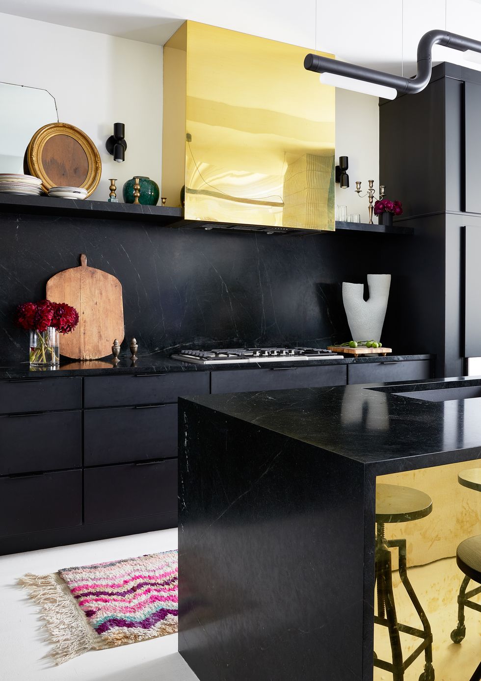 Interior de cocina moderna con nevera. nevera negra retro.