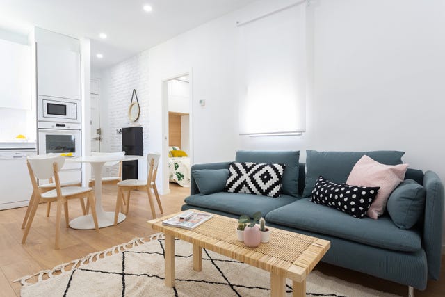 cocina blanca con office abierta al salón