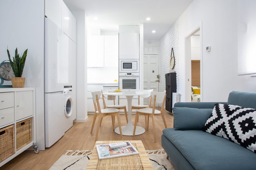 cocina blanca con office abierta al salón