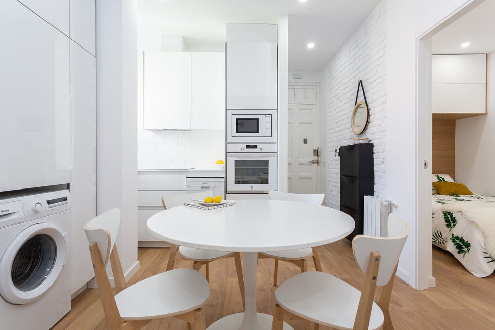 cocina blanca con office abierta al salón