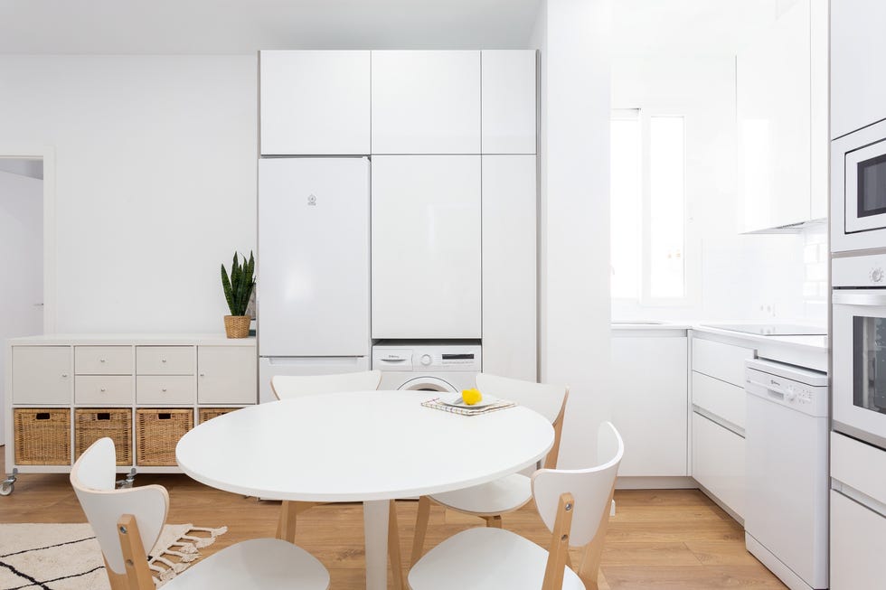 cocina blanca con office abierta al salón