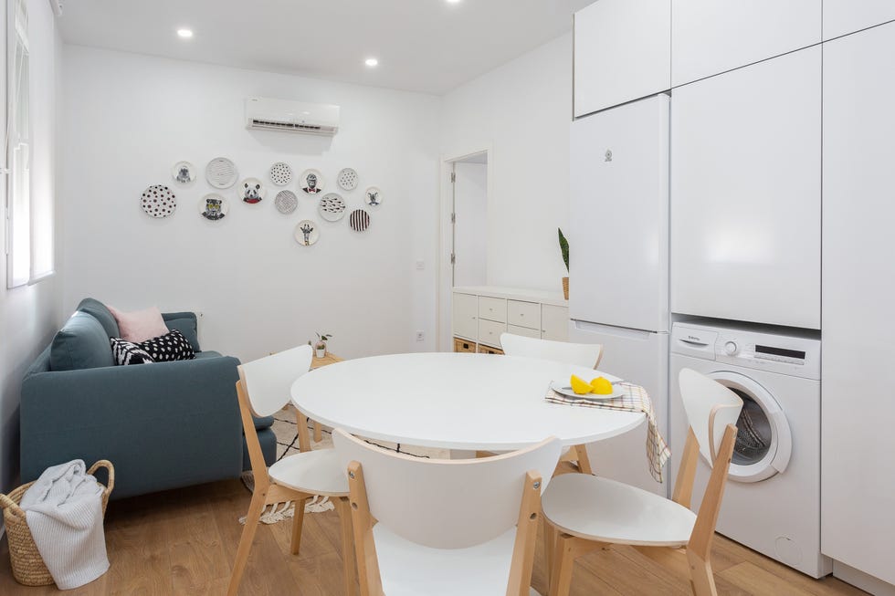cocina blanca con office abierta al salón